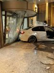 Gecə Bakıda ağır qəza - “BMW” hotelə girdi (FOTO/VİDEO)