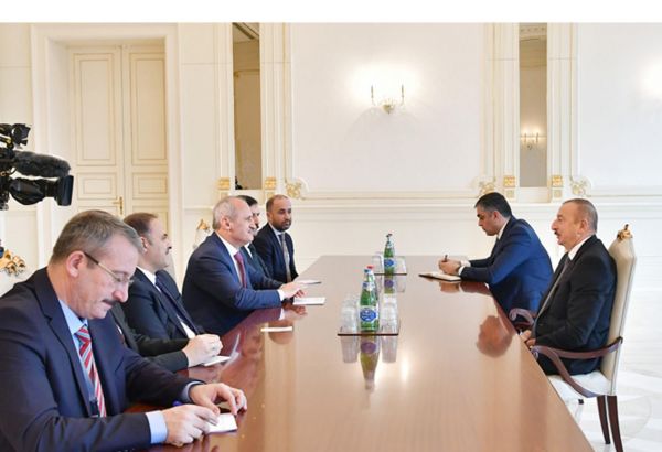 President Ilham Aliyev receives delegation led by Turkish minister of transport and infrastructure (PHOTO)