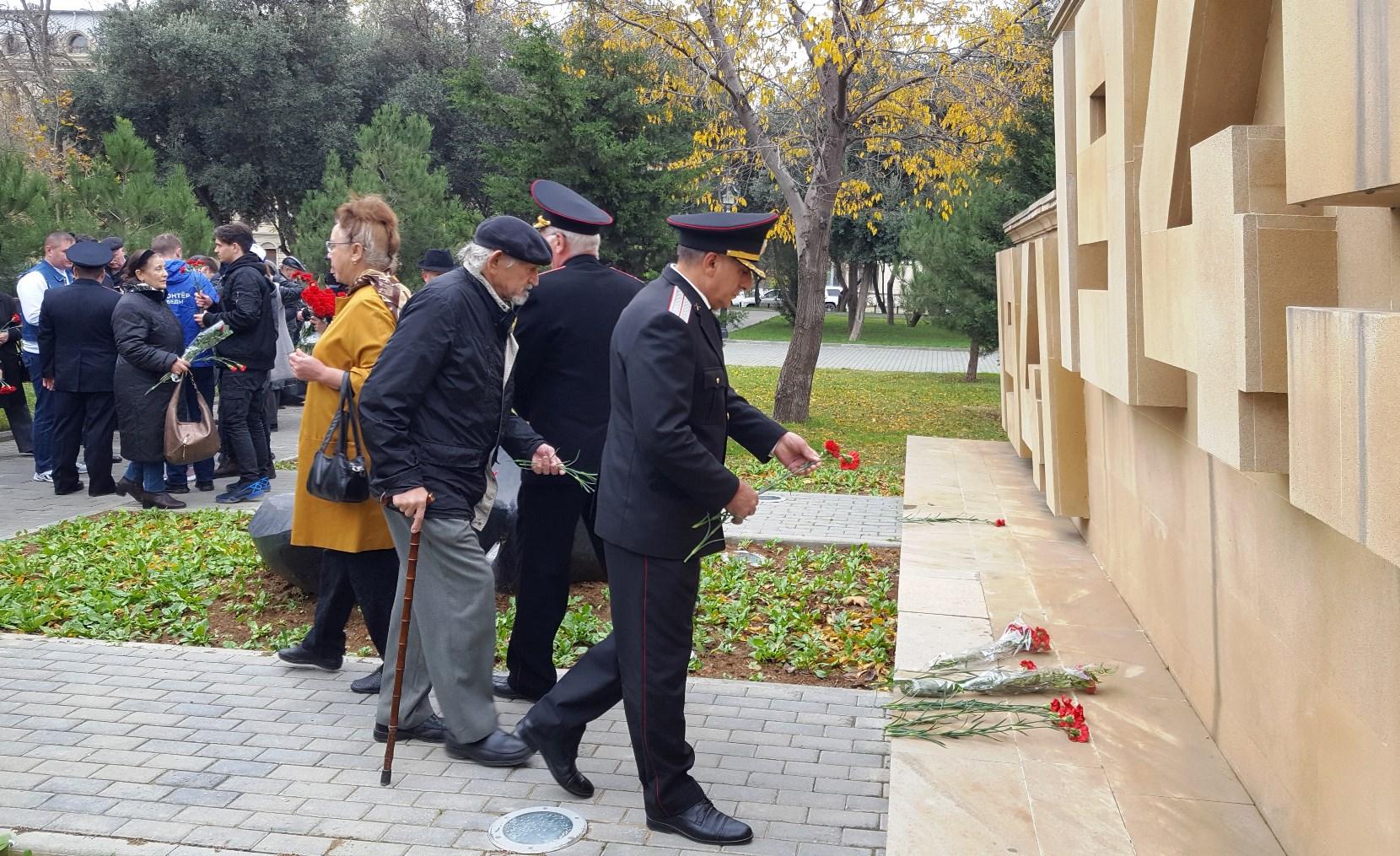 В Баку ко Дню Неизвестного Солдата состоялась церемония возложения цветов (ФОТО)
