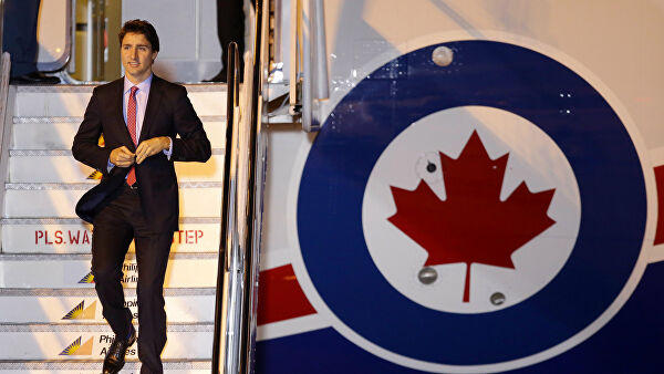 Самолет премьер-министра Канады врезался в ангар