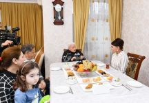 Первый вице-президент Мехрибан Алиева побывала в гостях у народного артиста Алибабы Мамедова (ФОТО)