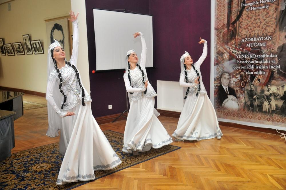 В Баку прошел фестиваль в честь Королевы азербайджанского танца (ФОТО)