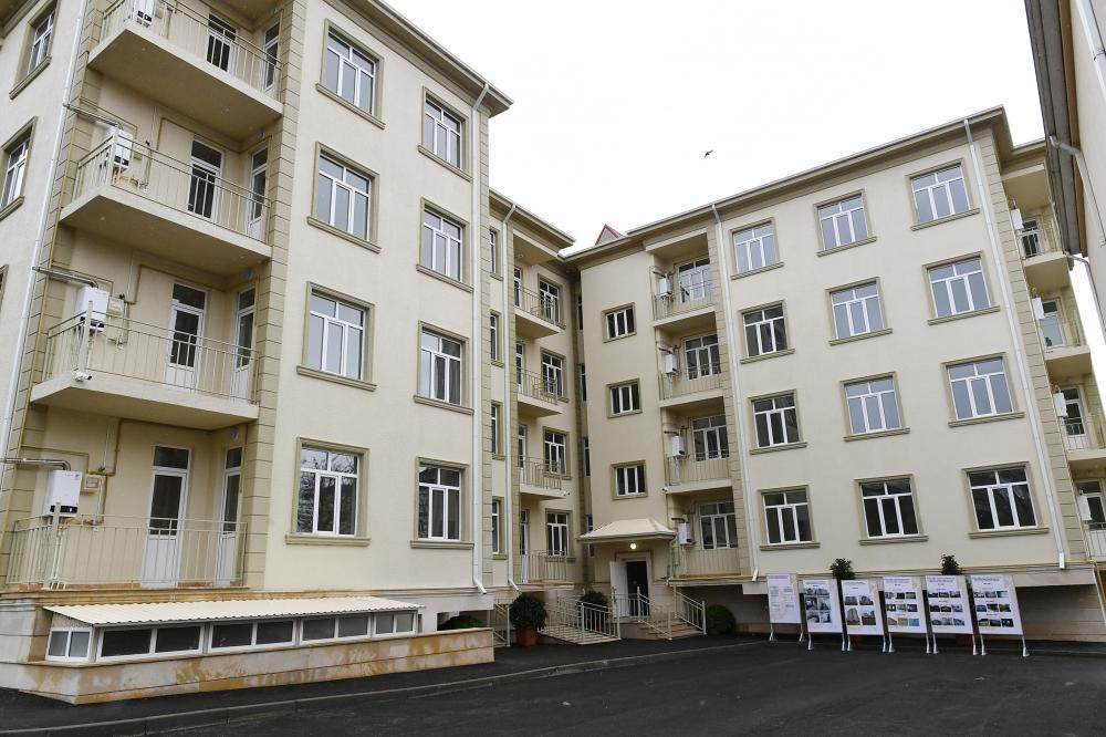 Президент Ильхам Алиев ознакомился с условиями в новом жилом доме для семей, пострадавших в результате землетрясения в Шамахинском районе (ФОТО) (версия 2)