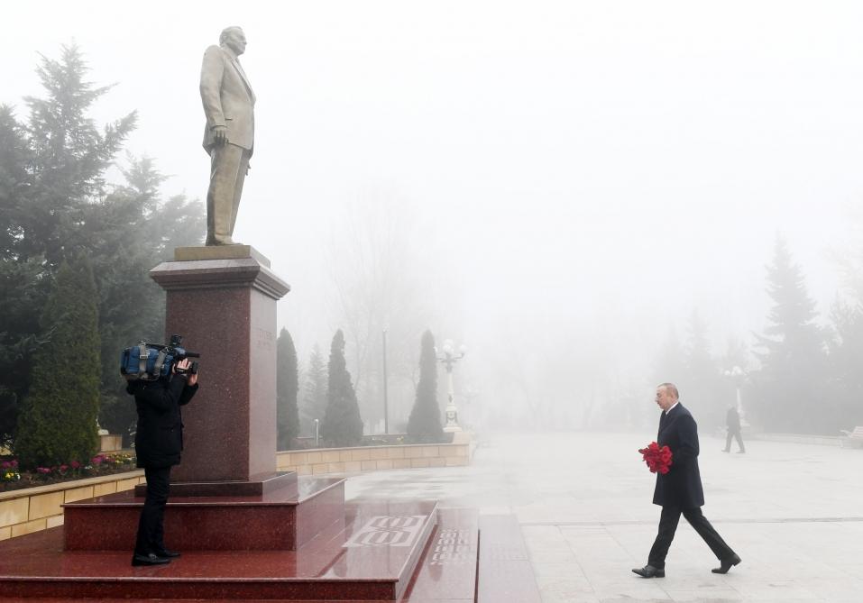 Президент Ильхам Алиев посетил памятник великому лидеру Гейдару Алиеву в городе Шамаха (ФОТО)