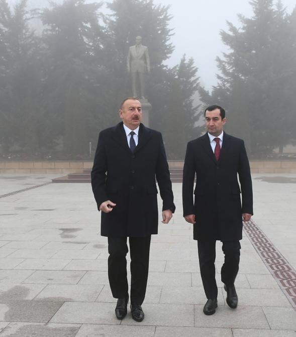 Президент Ильхам Алиев посетил памятник великому лидеру Гейдару Алиеву в городе Шамаха (ФОТО)