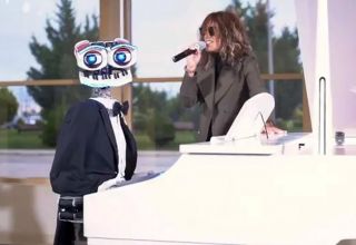 Xalq artisti Röya Ayxan “Bakutel-2019” sərgisində italiyalı robotla birgə mahnı oxuyub