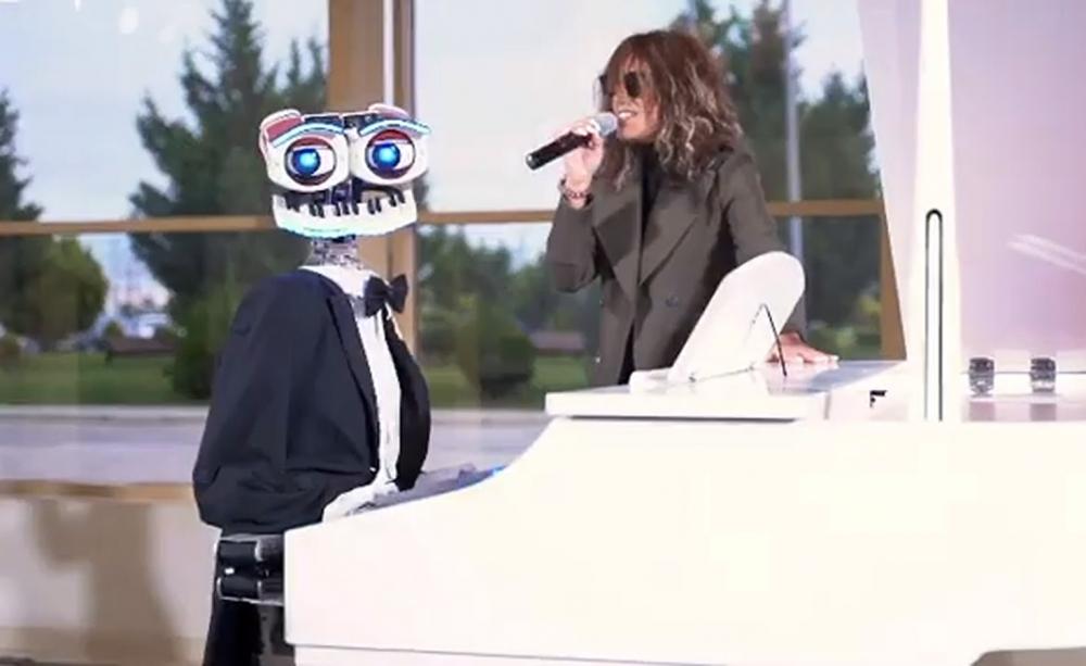 Xalq artisti Röya Ayxan “Bakutel-2019” sərgisində italiyalı robotla birgə mahnı oxuyub