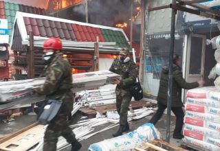 МЧС: При пожаре на рынке стройматериалов в Баку сгорели 2 га территории