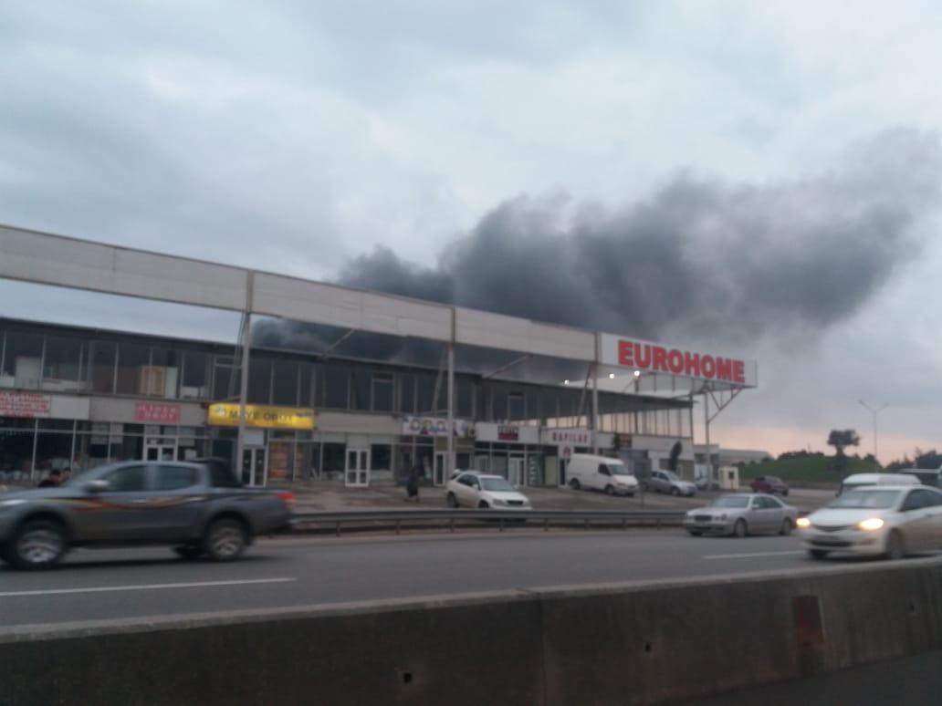В Баку горит торговый центр (ФОТО/ВИДЕО)