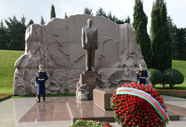 Представители ПЕА посетили могилу общенационального лидера Гейдара Алиева
