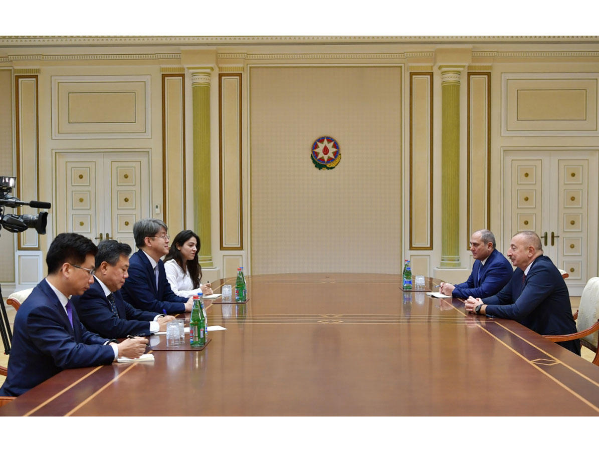 Президент Ильхам Алиев принял делегацию во главе с председателем Комитета статистики Кореи (версия 2)