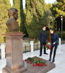 Президент Ильхам Алиев и Первая леди Мехрибан Алиева посетили могилу общенационального лидера Гейдара Алиева (ФОТО) (версия 3)