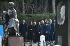 Президент Ильхам Алиев и Первая леди Мехрибан Алиева посетили могилу общенационального лидера Гейдара Алиева (ФОТО) (версия 3)