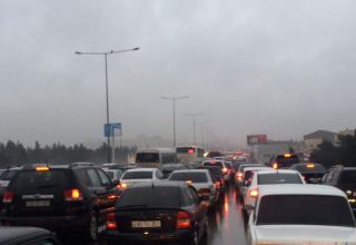 Bakıda beton daşıyan yük avtomobili qəza törətdi - Şəhərə giriş bağlandı (VİDEO)