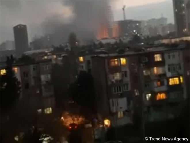 Пожар на крупном рынке в Баку (ВИДЕО)