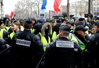 В Париже при наведении порядка на манифестации пострадали восемь полицейских