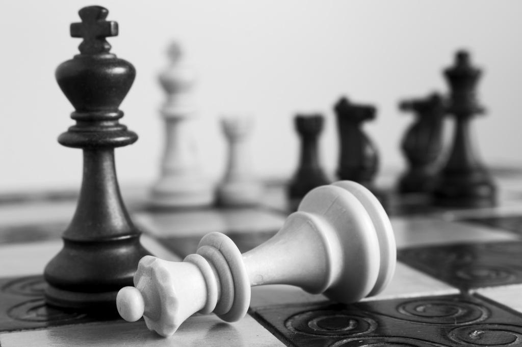Россиянин Ян Непомнящий уступил Магнесу Карлсену в шестой партии матча за мировую шахматную корону