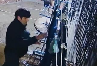 Bakıda kişi ipdən asılan paltarları oğurladı (VİDEO)
