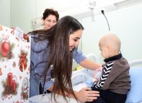 Heydər Əliyev Fondunun vitse-prezidenti Leyla Əliyeva Milli Onkologiya Mərkəzinin Uşaq Klinikasında müalicə alan uşaqları ziyarət edib (FOTO)