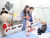 Heydər Əliyev Fondunun vitse-prezidenti Leyla Əliyeva Milli Onkologiya Mərkəzinin Uşaq Klinikasında müalicə alan uşaqları ziyarət edib (FOTO)