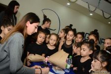 Members of Azerbaijan's national rhythmic gymnastics team meet with young athletes (PHOTO)