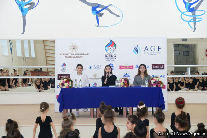 Members of Azerbaijan's national rhythmic gymnastics team meet with young athletes (PHOTO)