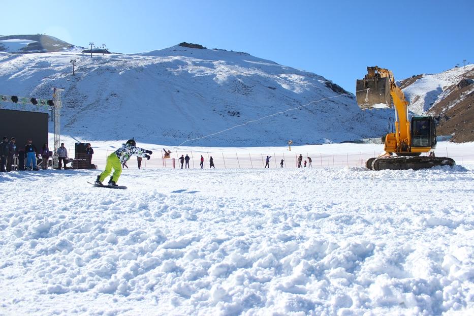 Экстремальная зима в Азербайджане – головокружительный драйв с гигантским экскаватором  (ВИДЕО, ФОТО)