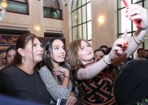 Вице-президент Фонда Гейдара Алиева Лейла Алиева приняла участие на премьере спектакля «Клятва» (ФОТО) (версия 2)