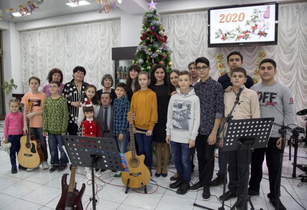 Любимые мелодии из кинофильмов – как в Баку готовятся к Новому году (ФОТО)