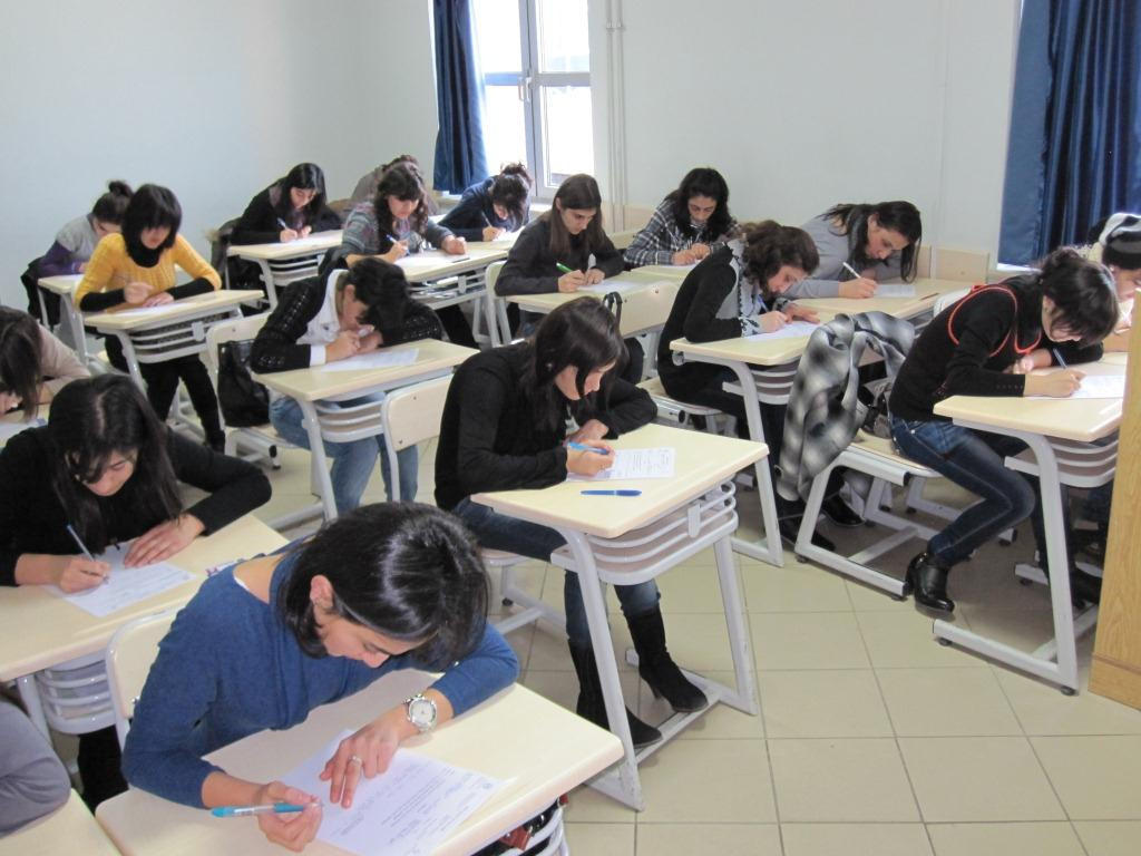 Объявлен прием в вузы и колледжи Азербайджана