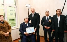 Состоялась церемония предоставления квартир и автомобилей инвалидам Карабахской войны и приравненным к ним лицам
В церемонии принял участие Президент Ильхам Алиев (ФОТО) (Версия 2)