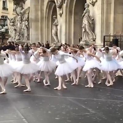 В Париже балерины станцевали у Дворца Гарнье в знак протеста против пенсионной реформы