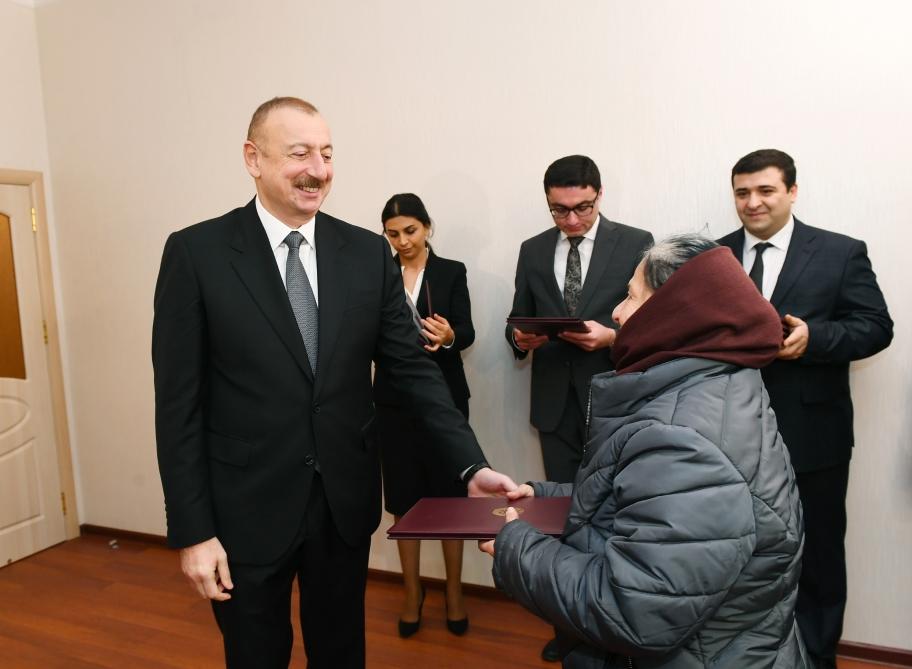 Состоялась церемония предоставления квартир и автомобилей инвалидам Карабахской войны и приравненным к ним лицам
В церемонии принял участие Президент Ильхам Алиев (ФОТО) (Версия 2)