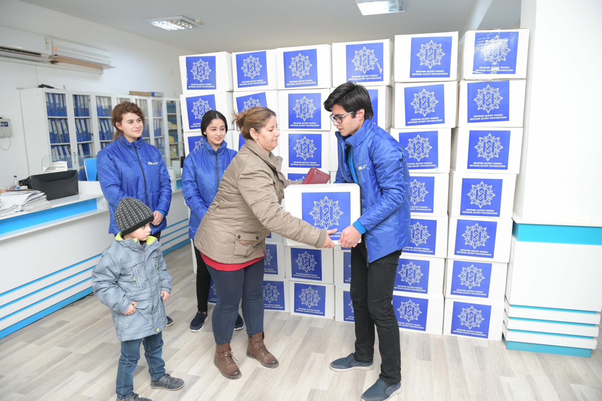По инициативе Фонда Гейдара Алиева малообеспеченным семьям раздаются праздничные гостинцы (ФОТО)
