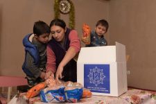 По инициативе Фонда Гейдара Алиева малообеспеченным семьям раздаются праздничные гостинцы (ФОТО)