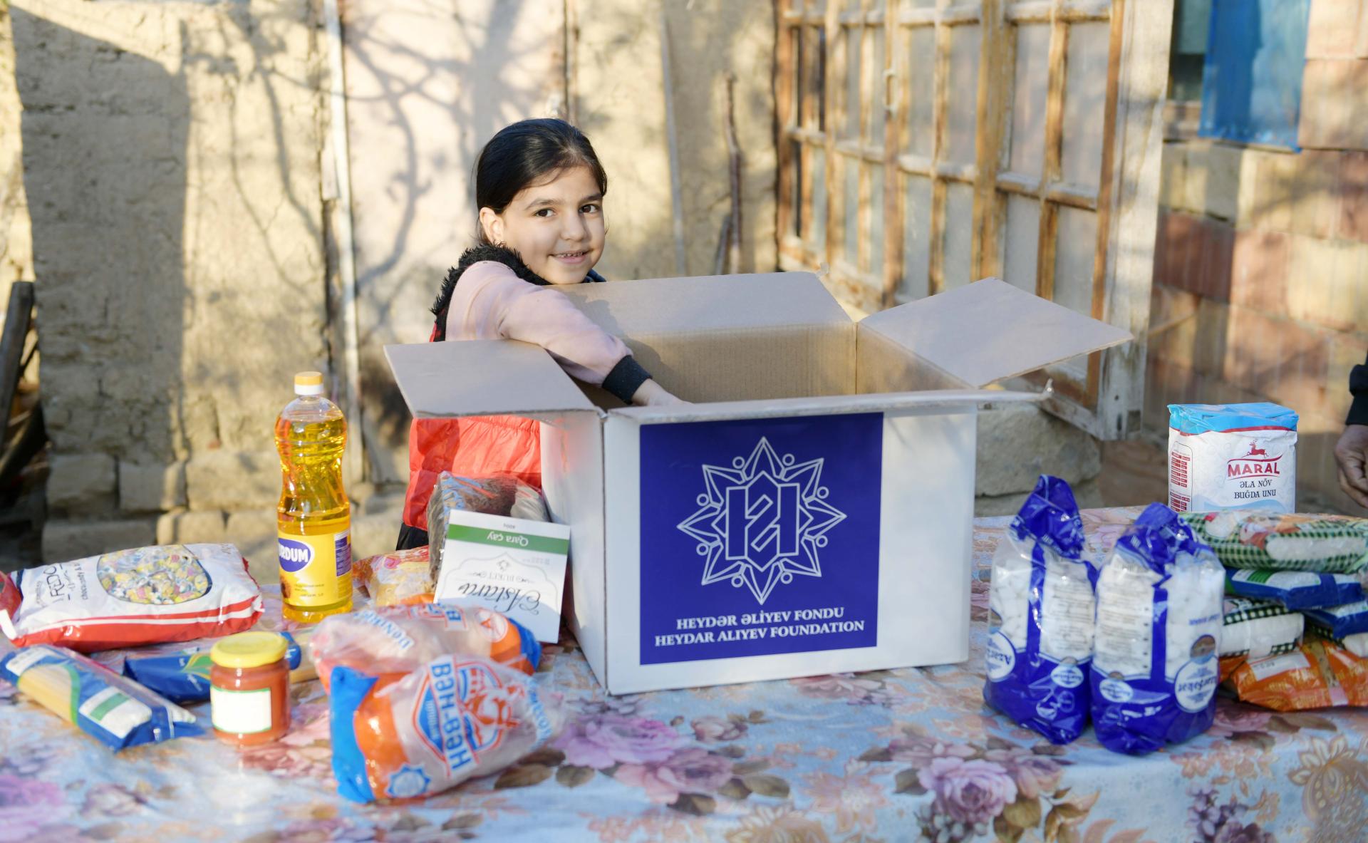 Фонд Гейдара Алиева раздал праздничные подарки малообеспеченным семьям (ФОТО)