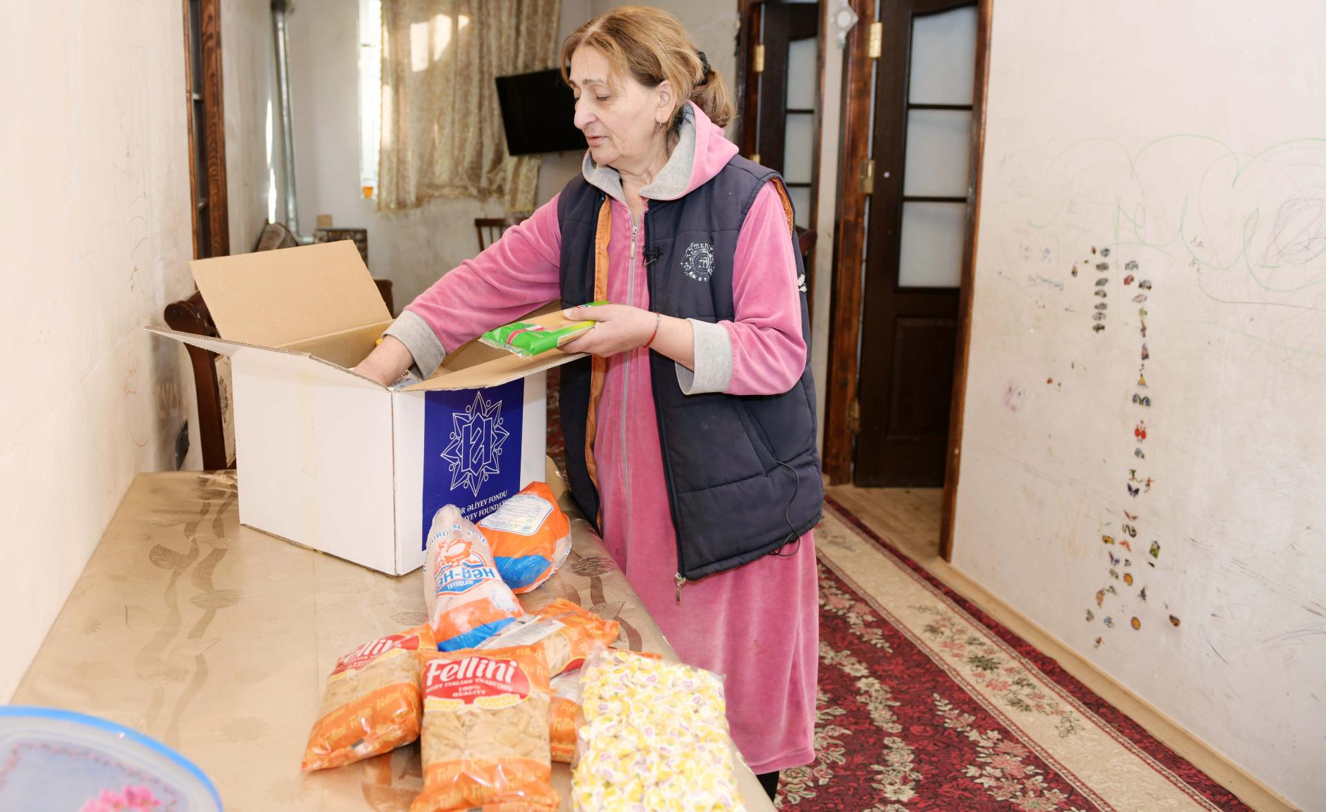 Heydar Aliyev Foundation distributes holiday gifts to low-income families (PHOTO)