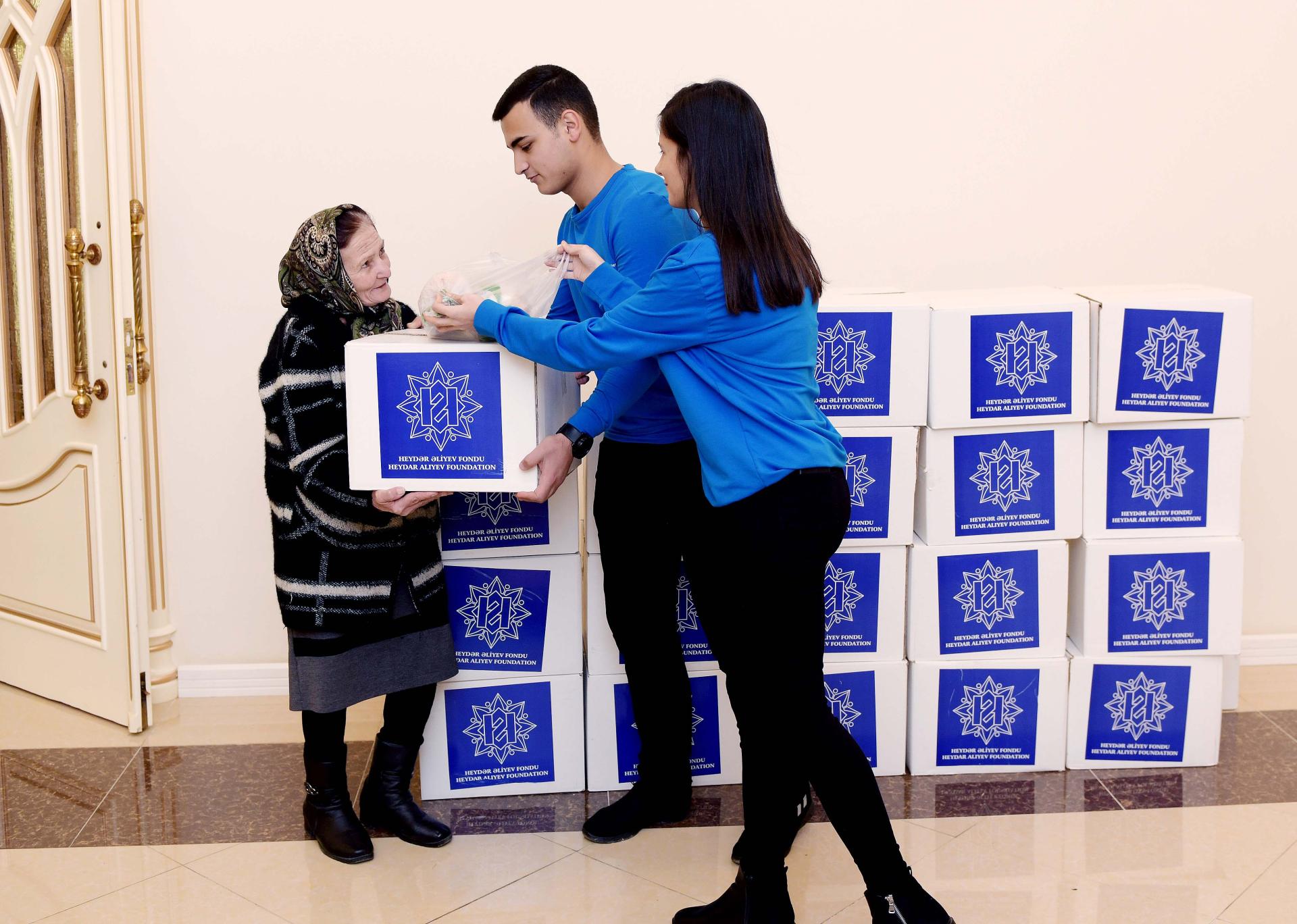 Heydar Aliyev Foundation distributes holiday gifts to low-income families (PHOTO)