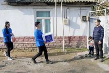 Фонд Гейдара Алиева раздал праздничные подарки малообеспеченным семьям (ФОТО)