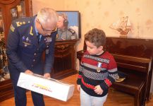 “Şücaətə görə” medalı hərbi pilot Rəşad Atakişiyevin ailəsinə təqdim edilib (FOTO)