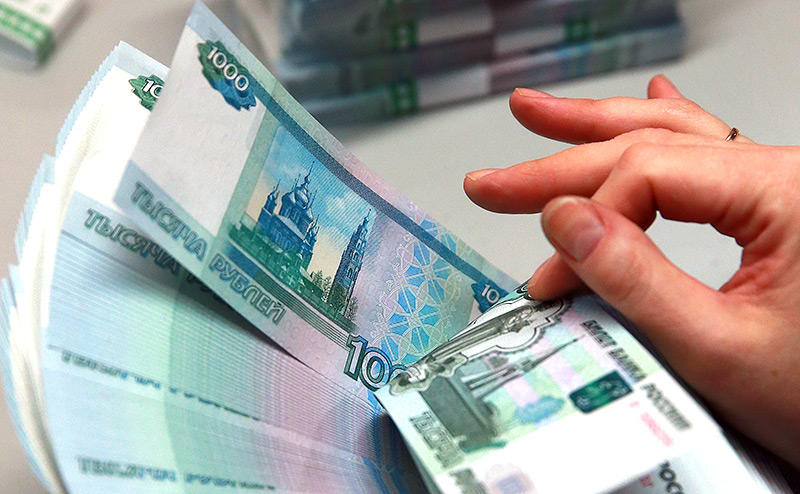 Russia temporarily bans sale of currency cash to citizens