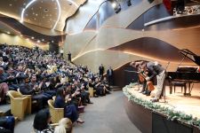 Вице-президент Фонда Гейдара Алиева Лейла Алиева присутствовала на концерте по случаю Дня солидарности азербайджанцев мира и Нового года в Международном центре мугама (ФОТО)