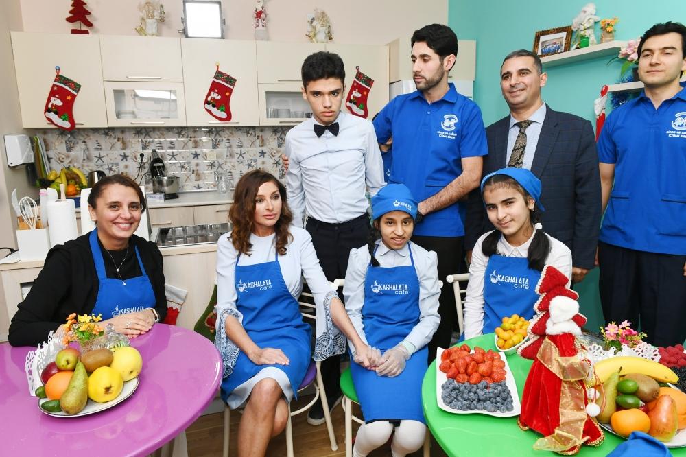 Первый вице-президент Мехрибан Алиева приняла участие в праздничном веселье в Центре реабилитации для детей с синдромом аутизма (ФОТО)