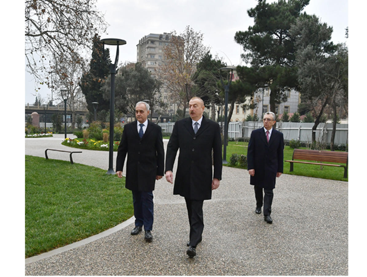 President Ilham Aliyev views ongoing renovation works in another park in Baku (PHOTO)