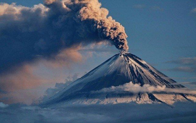 Вулкан на Камчатке выбросил столб пепла на высоту 5,5 км