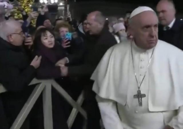 Папа римский ударил женщину на праздновании Нового года