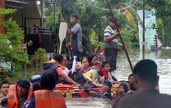Число жертв наводнения в Индонезии увеличилось до 66