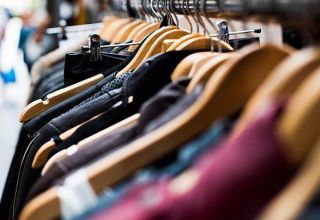 С начала года стоимость реализованной одежды в сетях розничной торговли в Азербайджане сократилась