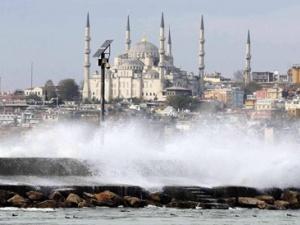 Шторм в Стамбуле нанес ущерб городу