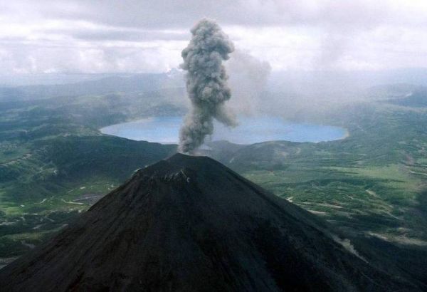 Вулкан Эбеко на Курилах выбросил пепел на высоту 3,7 км